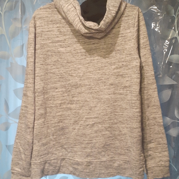 Hoddie - Picture 2 of 3